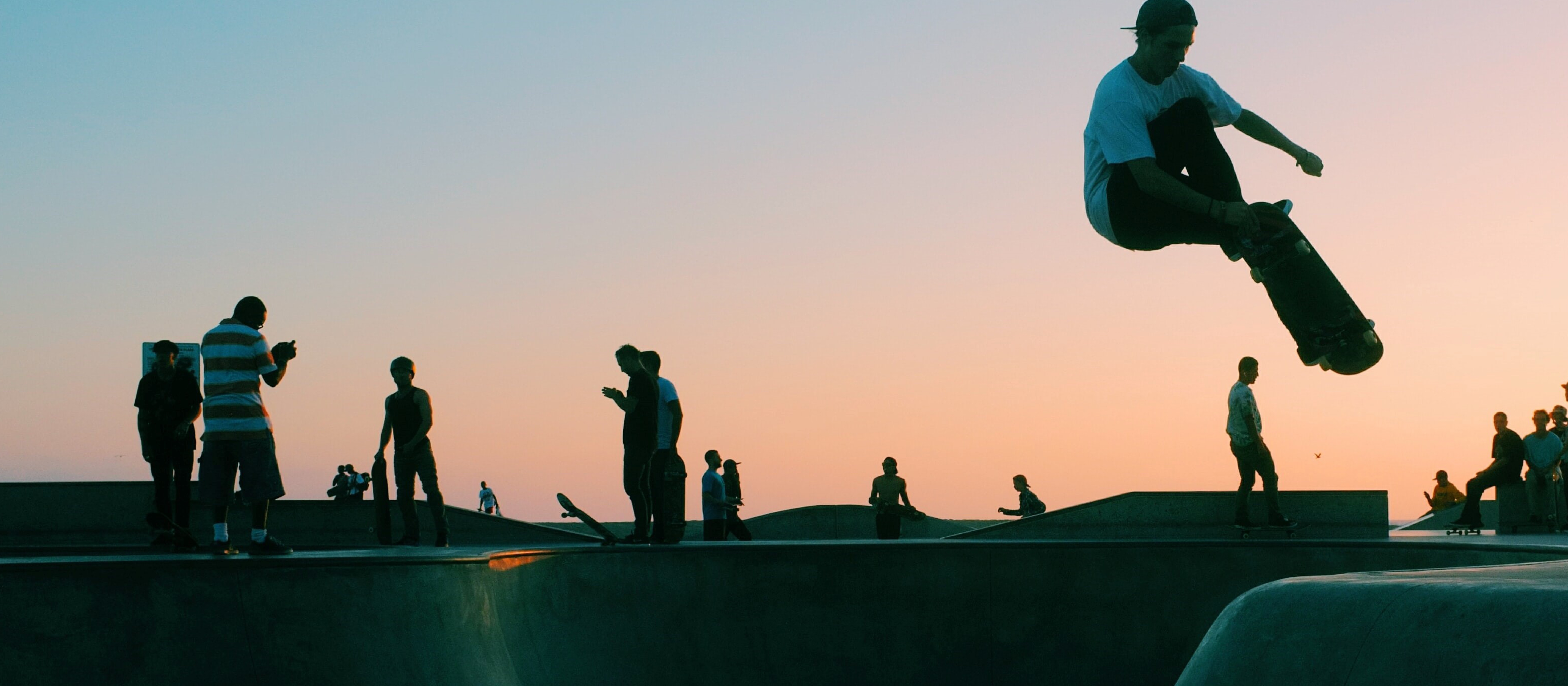 Skateboardare i solnedgång