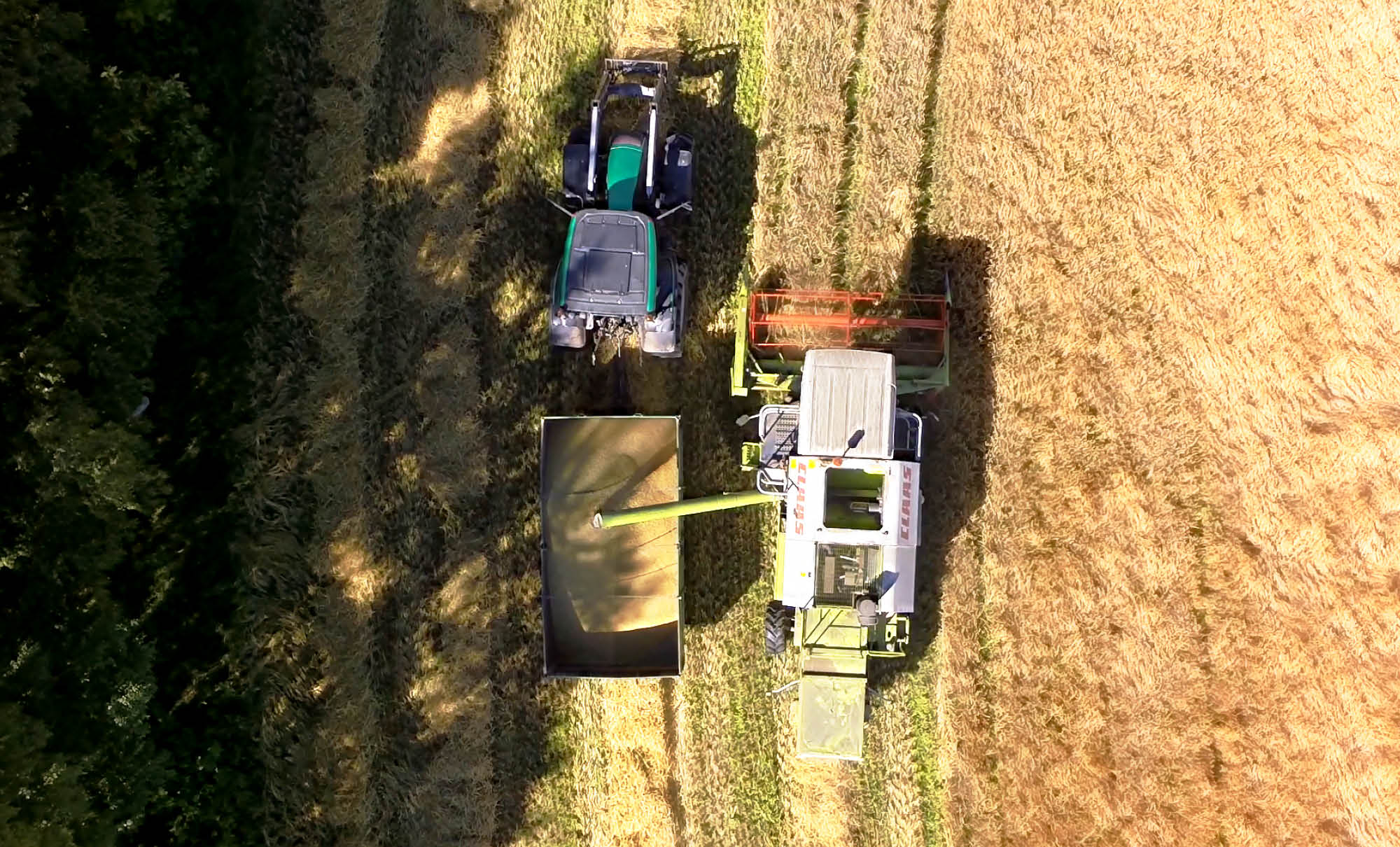 Skördetröska och traktor