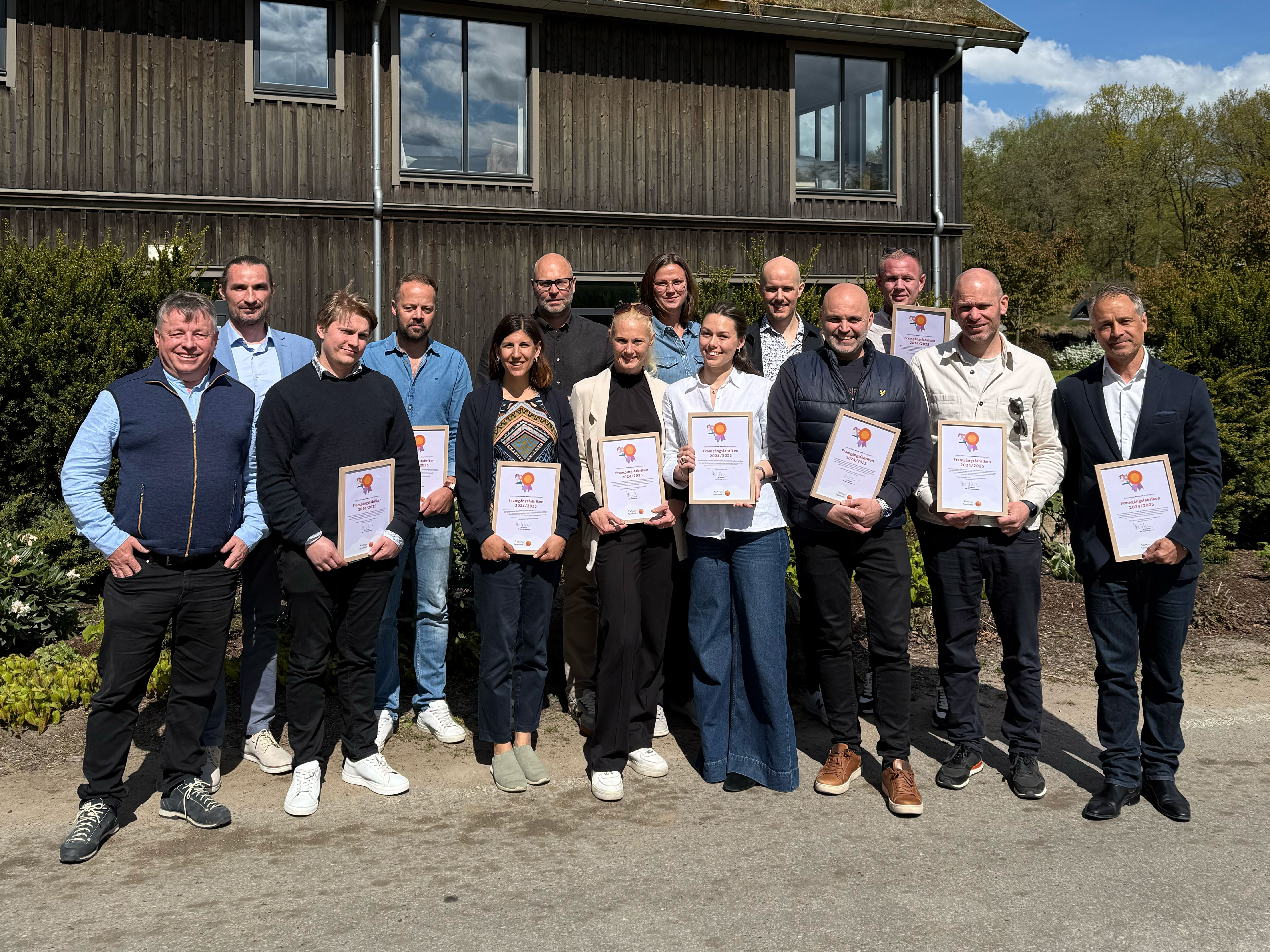 Teamet för Framgångsfabriken 2025 utanför utbildningslokalen