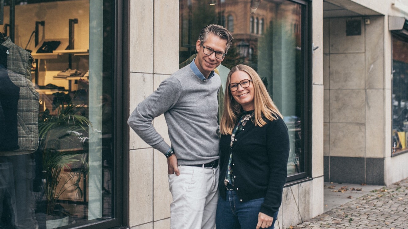 En man och en kvinna utomhus