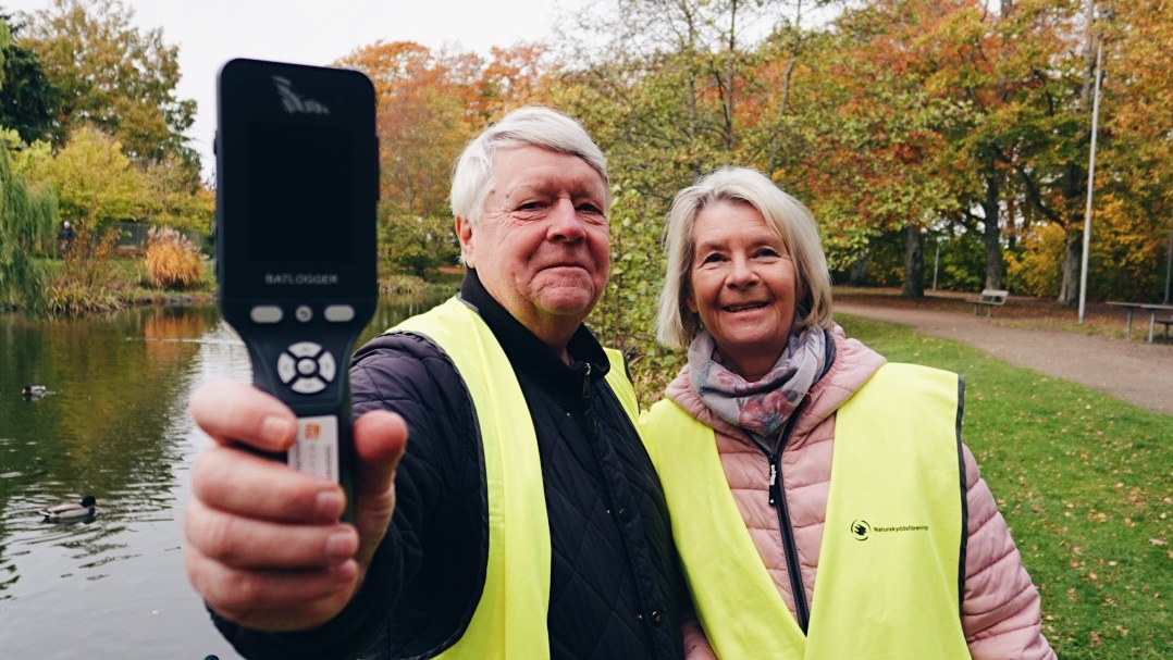 Naturskyddsföreningen Varberg håller upp en batlogger som de fått från Sparbanksstiftelsen