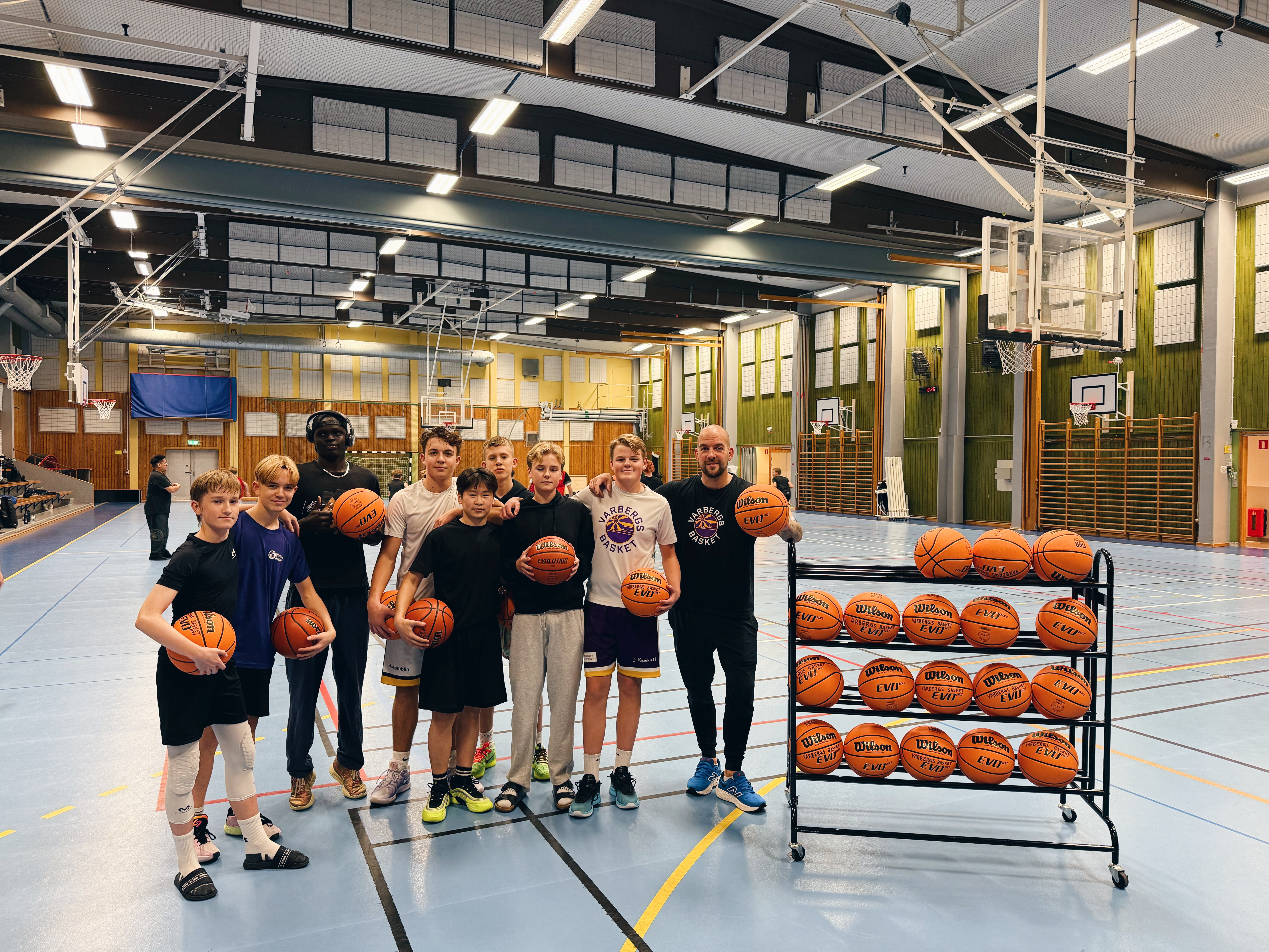 Ungdomar från Varbergs basket som håller i basketbollar de fått från Sparbanksstiftelsen Varberg
