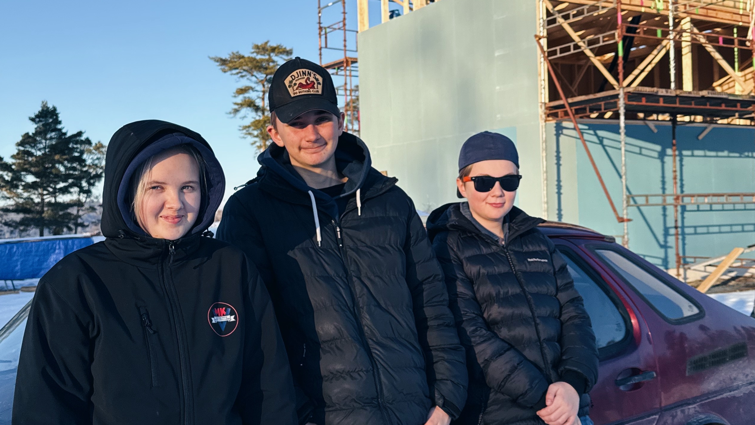 Tre ungdomar från Varbergs motorklubb som är glada för det nya funktionärshuset som växer fram med stöd från Sparbanksstiftelsen Varberg