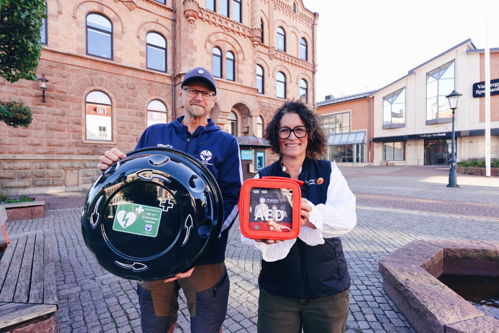 Person håller en hjärtstartare inom initiativet Vi hjärtar Varberg, som verkar för att öka tillgången till hjärtstartare och stärka livräddande beredskap i Varberg