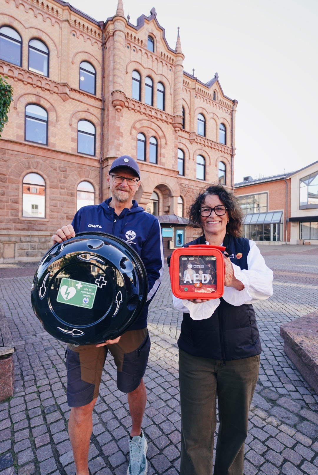 Person håller en hjärtstartare inom initiativet Vi hjärtar Varberg, som verkar för att öka tillgången till hjärtstartare och stärka livräddande beredskap i Varberg