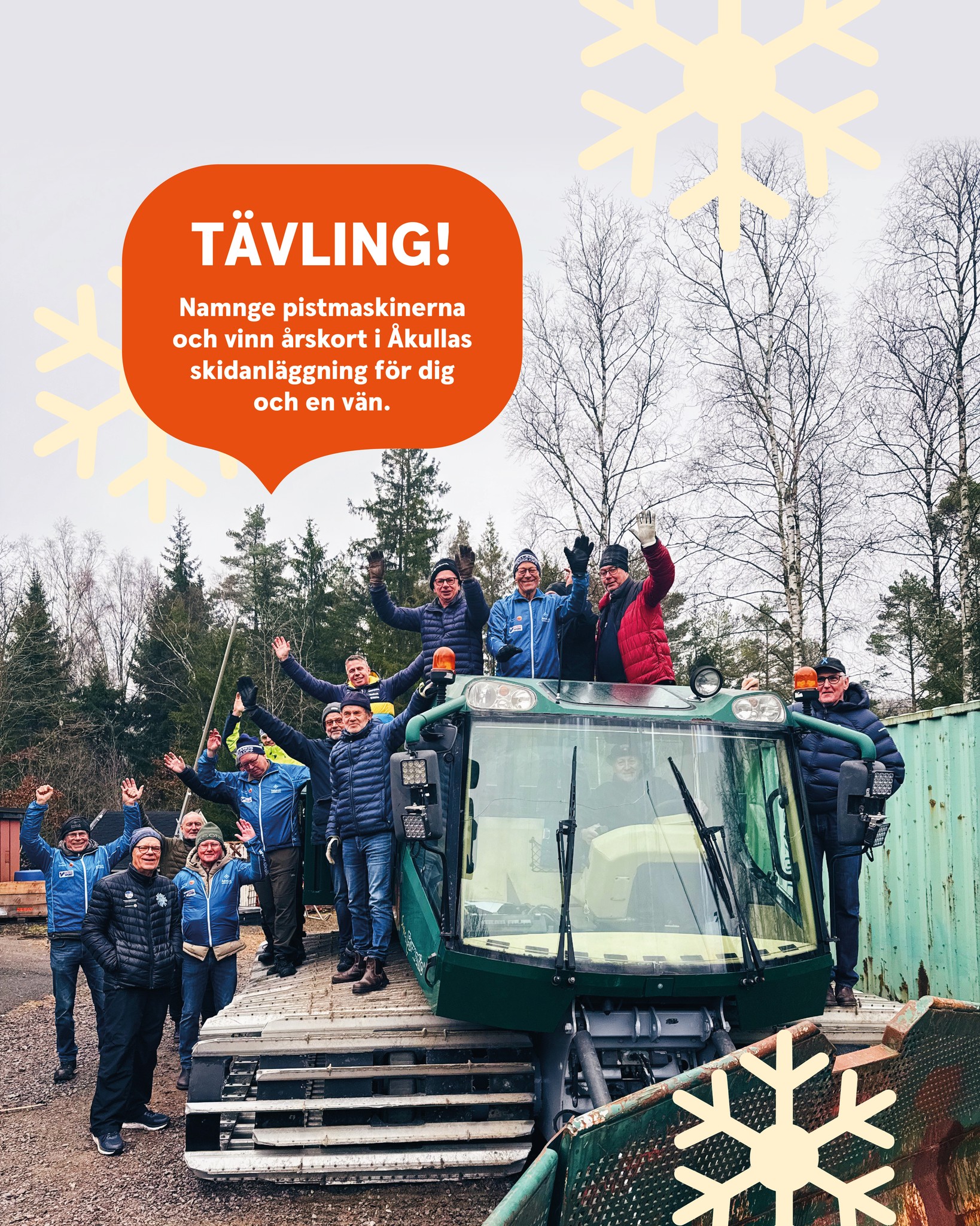 Glada människor som står i skogen