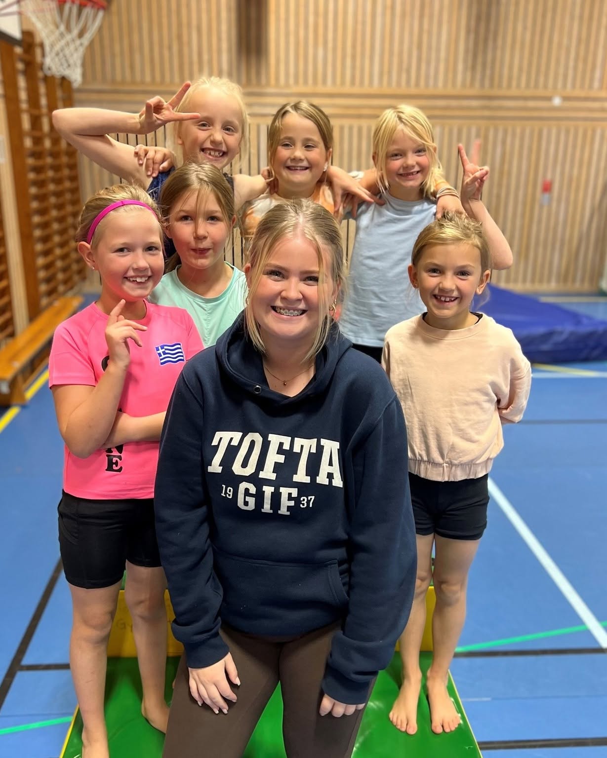 Ett foto på en ledare och sex gymnaster