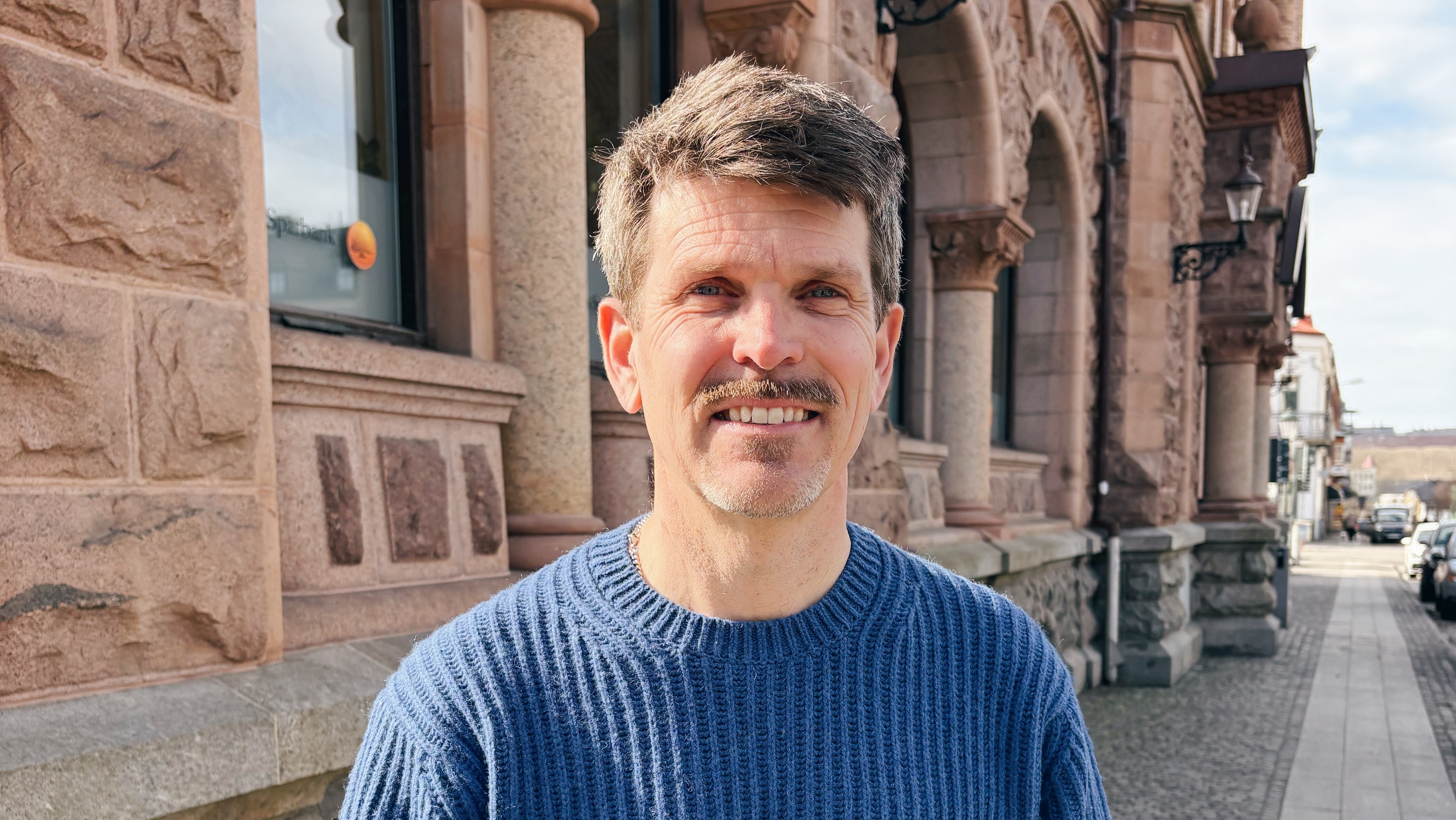 Ett foto på Mattias Göök utanför banken