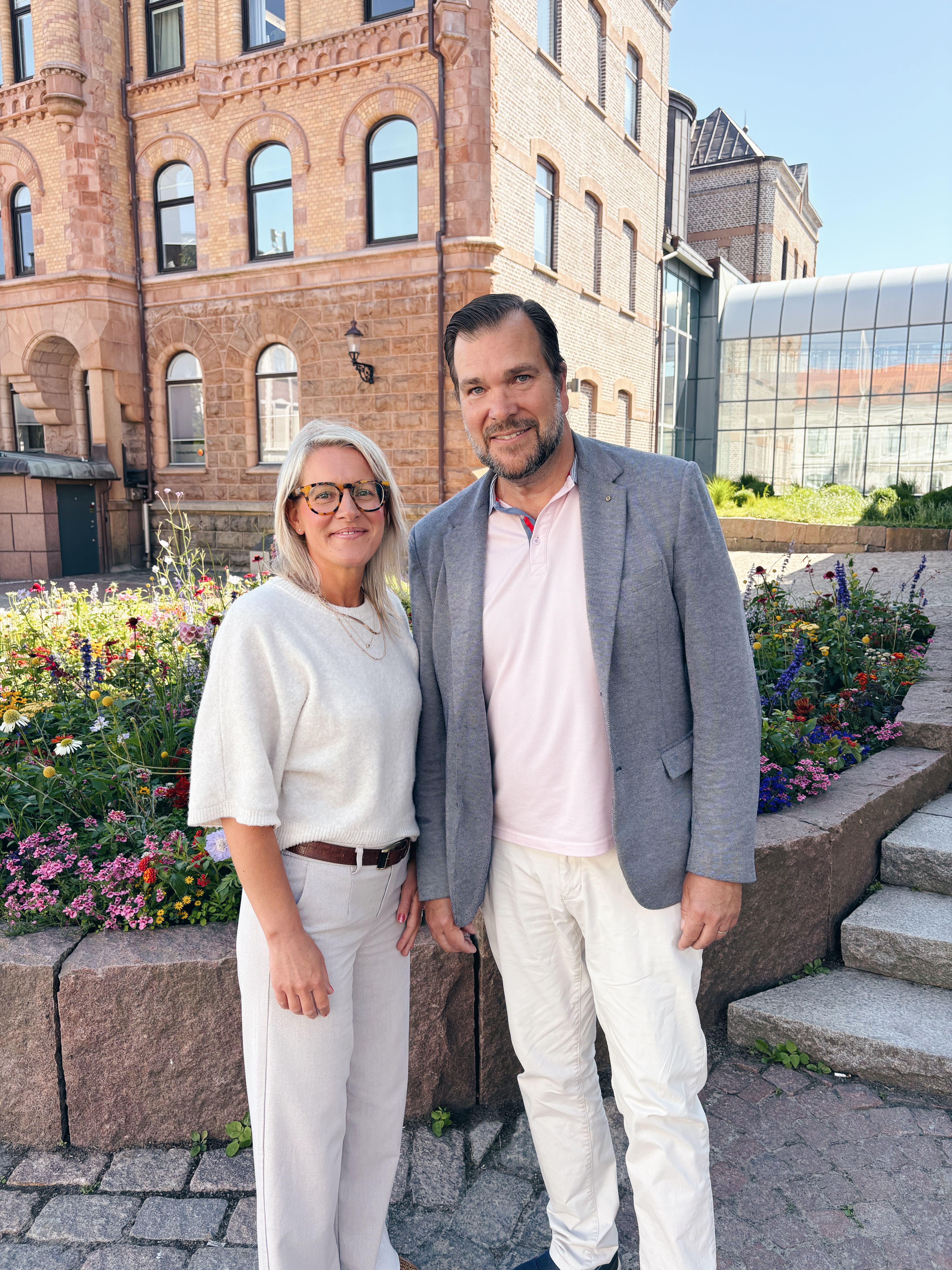 Ett foto på Lindalee Andersson och Simon Hahne